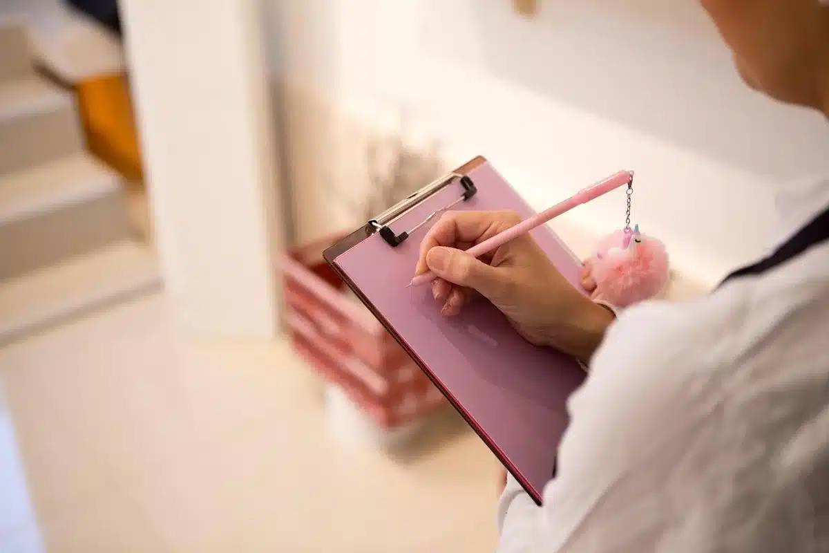 Carnet ouvert montrant une liste de routines simples à adopter