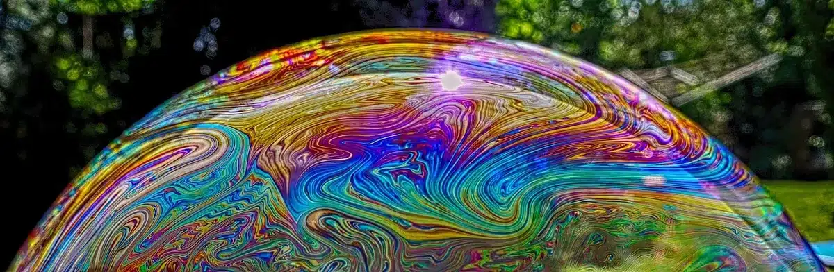 Gros plan sur une cuillère plongée dans une soupe crémeuse