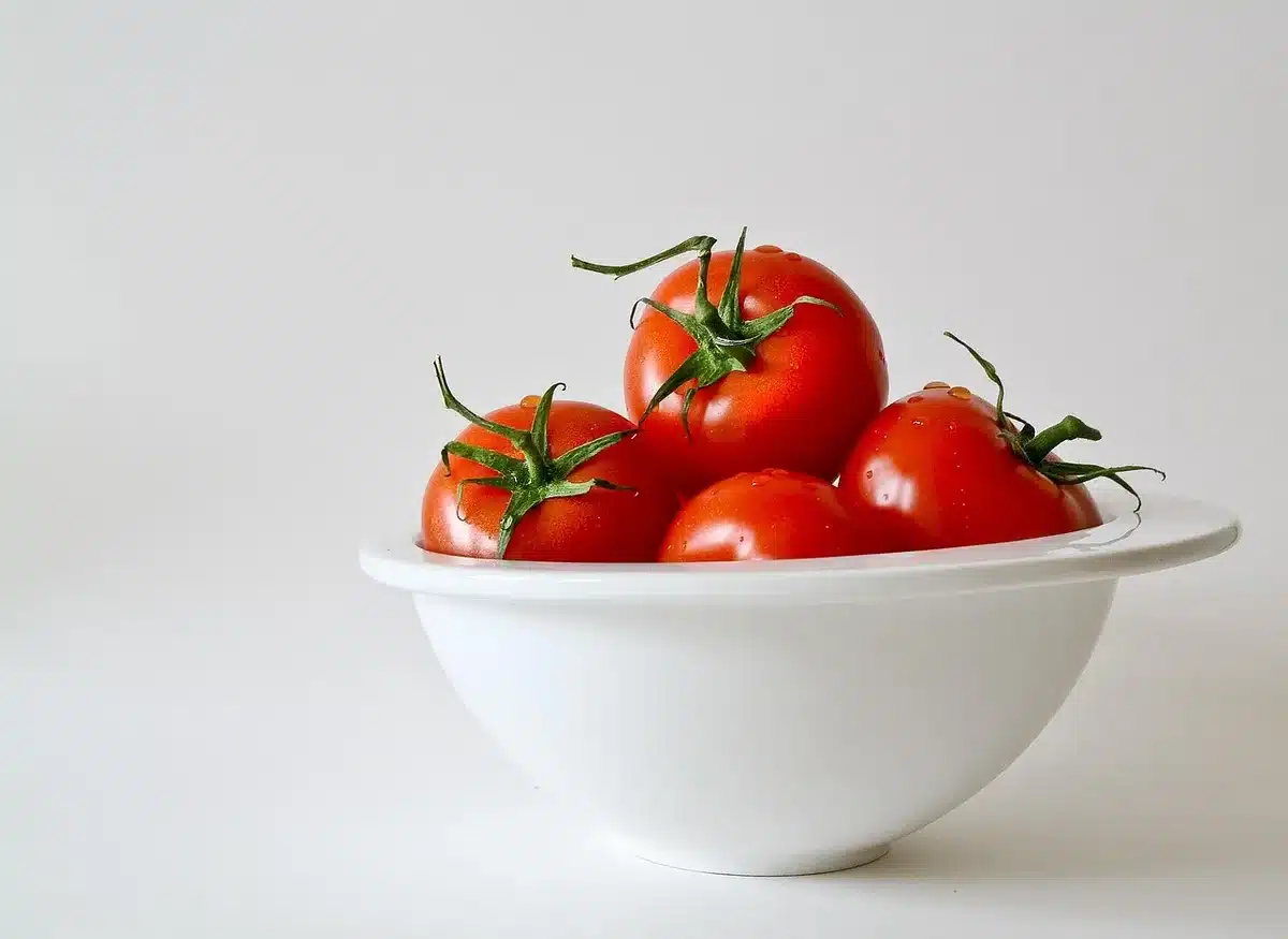 Bol de lentilles et légumes rôtis riches en protéines