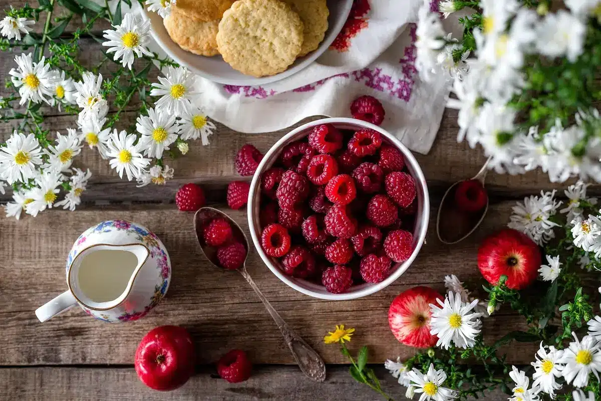 Bol de fruits et légumes colorés sur une table de cuisine
