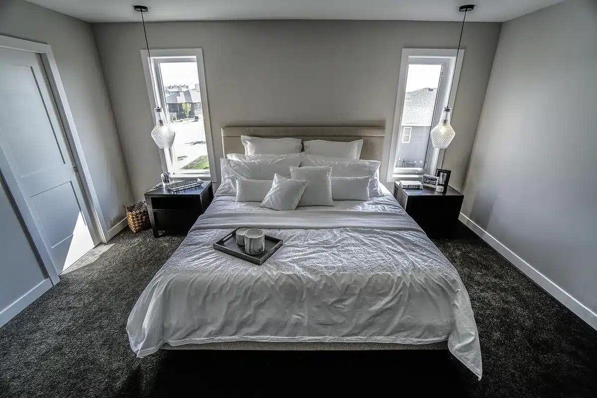 Chambre en lumière du matin avec lit préparé, illustrant une routine de sommeil régulière