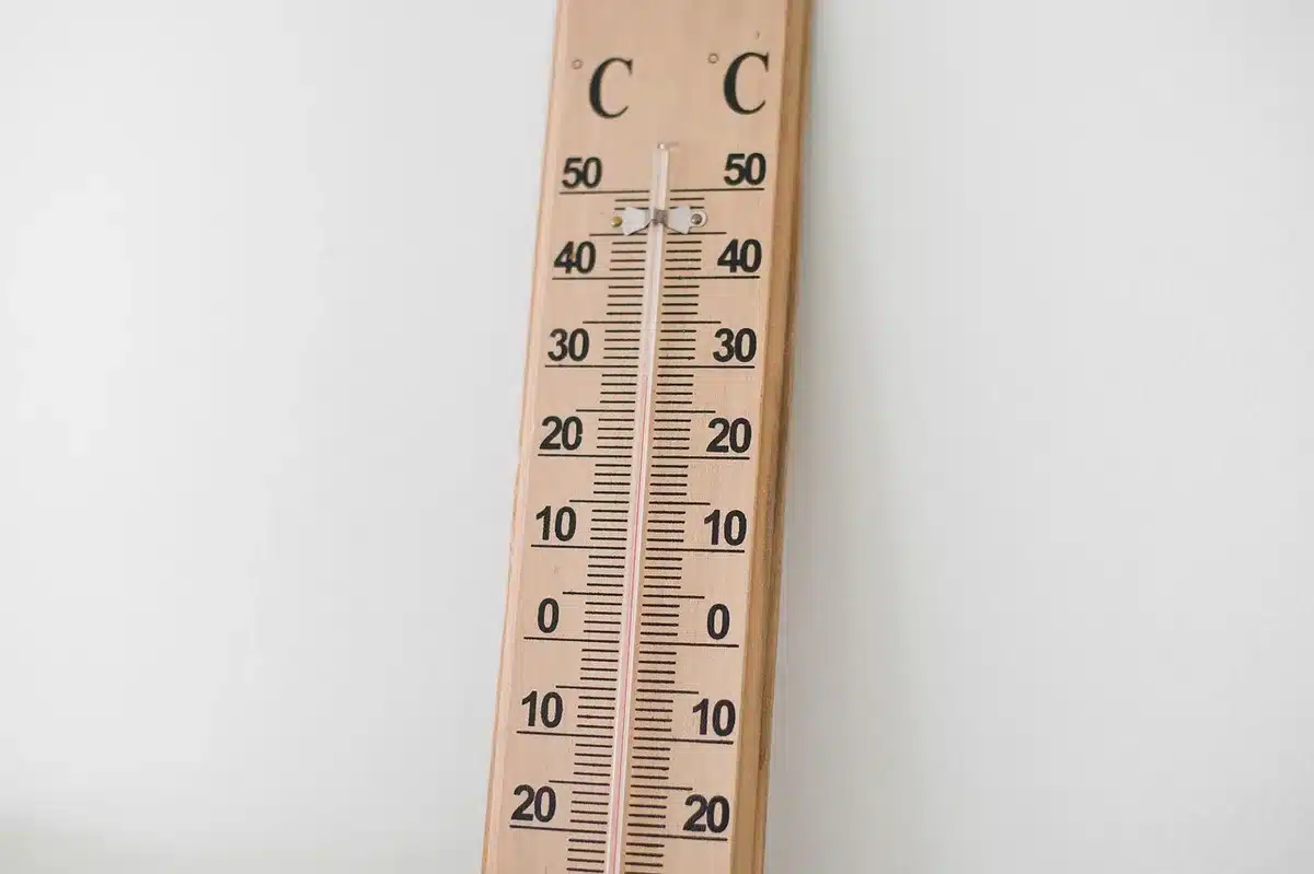 Thermomètre et panneau de contrôle lors d'un test d'un sauna infrarouge