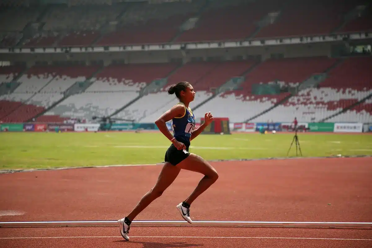 Coureur en séance d'entraînement à allure modérée, illustrant un travail maîtrisé et durable.