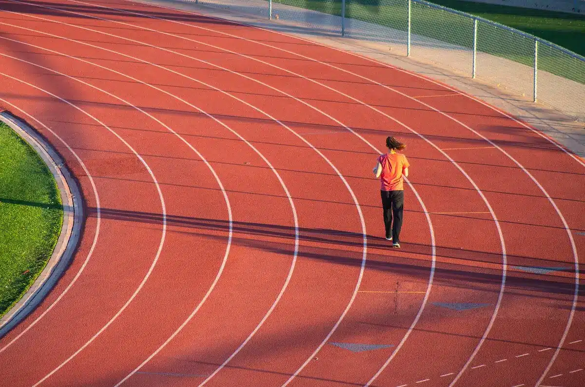 Athlète en effort cardiovasculaire intense mesurant ses performances