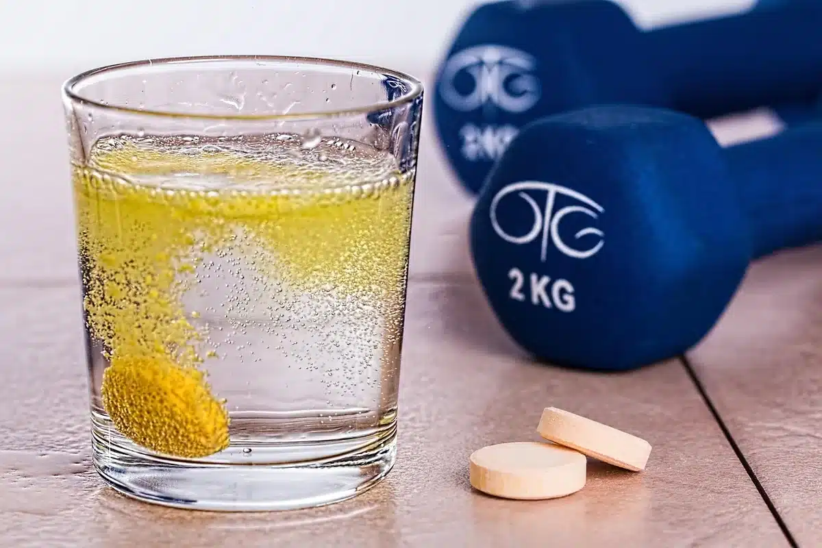 Aliments transformés, boissons sucrées et mode de vie sédentaire illustrant les causes des triglycérides élevés