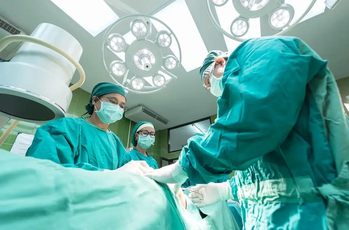 Patient consultant un médecin pour des symptômes d'urgence