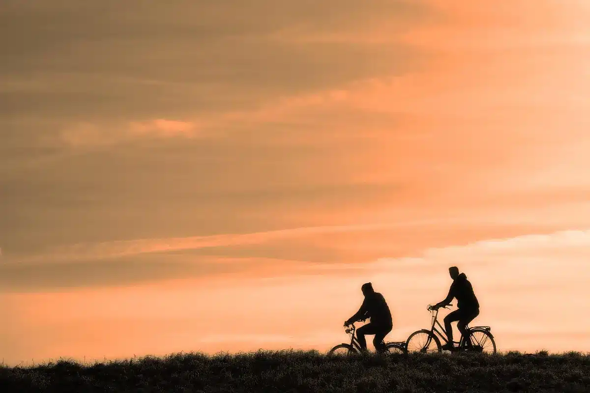Un cycliste qui pédale à allure soutenue sur une route, effort modéré et respiration contrôlée