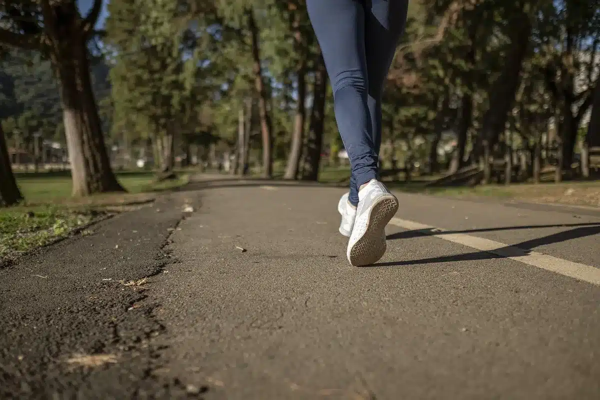 Coureur vérifiant sa montre pendant un footing tranquille