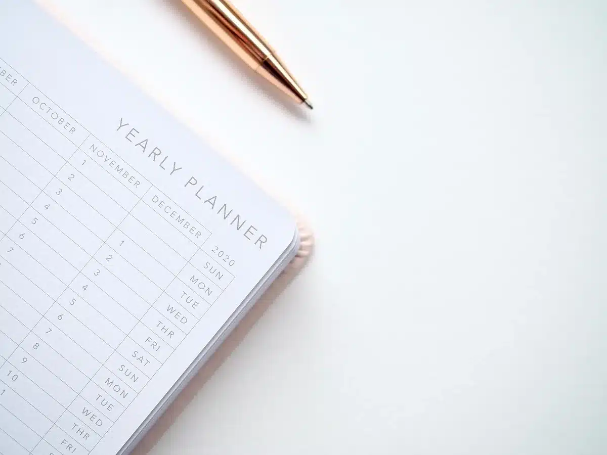 Cahier avec plan d'entraînement hebdomadaire et chaussures de course