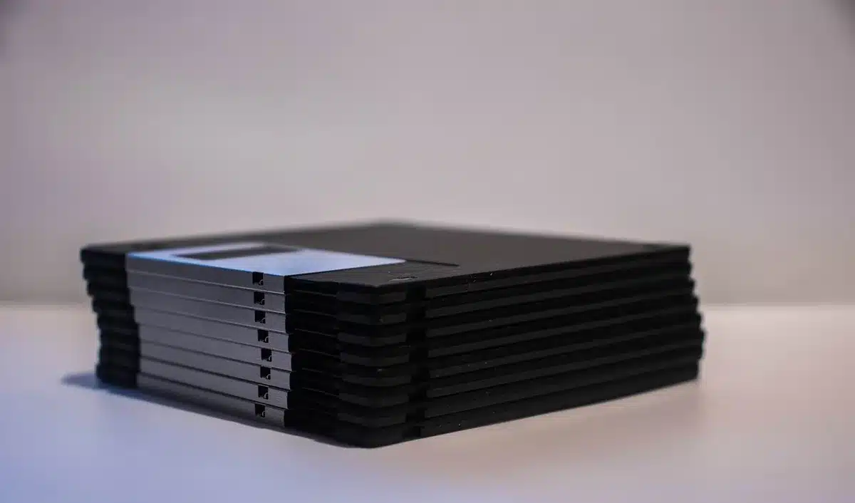 Liste d'icônes représentant MP4, WebM et Ogg sur un fond clair