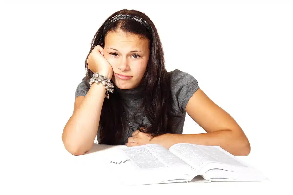 Personne adulte assise montrant une douleur diffuse musculaire ou fatigue