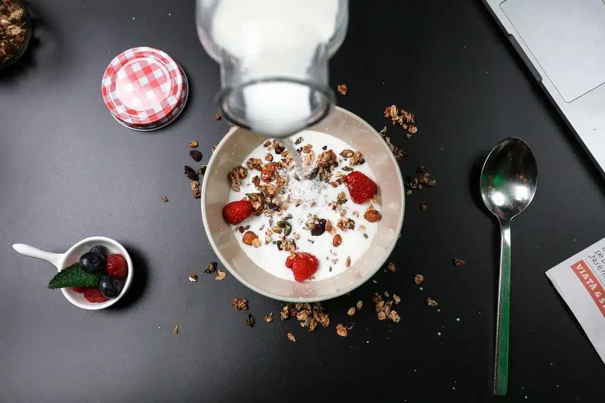 Assiette avec poissons gras, œufs et verre de lait comme sources alimentaires de vitamine D