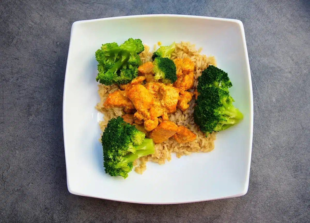 Plat de déjeuner équilibré avec protéines et légumes sur une table en journée