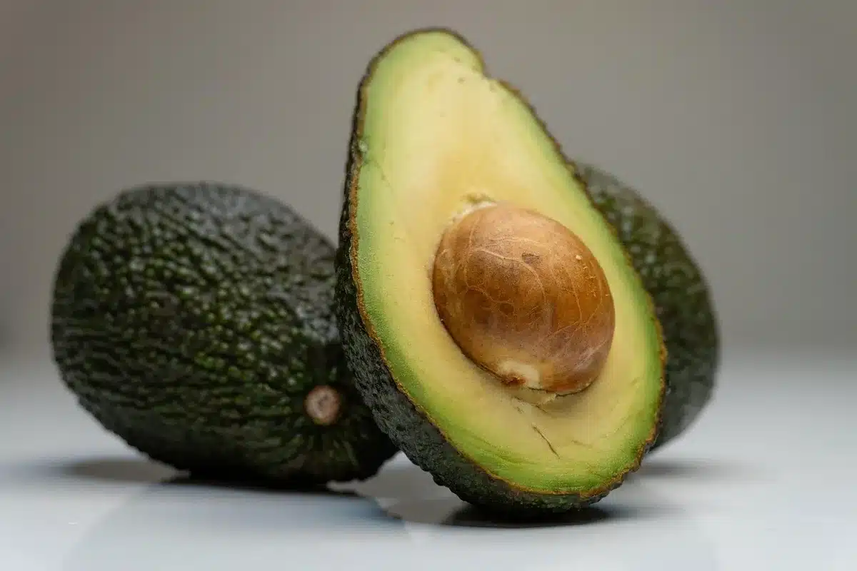 Aliments riches en vitamines B sur une table (légumineuses, céréales, œufs)