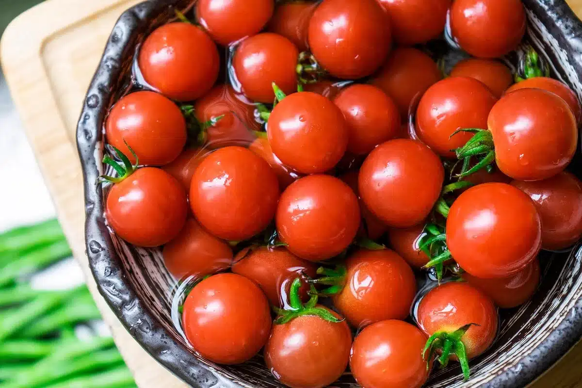 Bol de yaourt nature avec fruits frais comme alternative à un dessert industriel