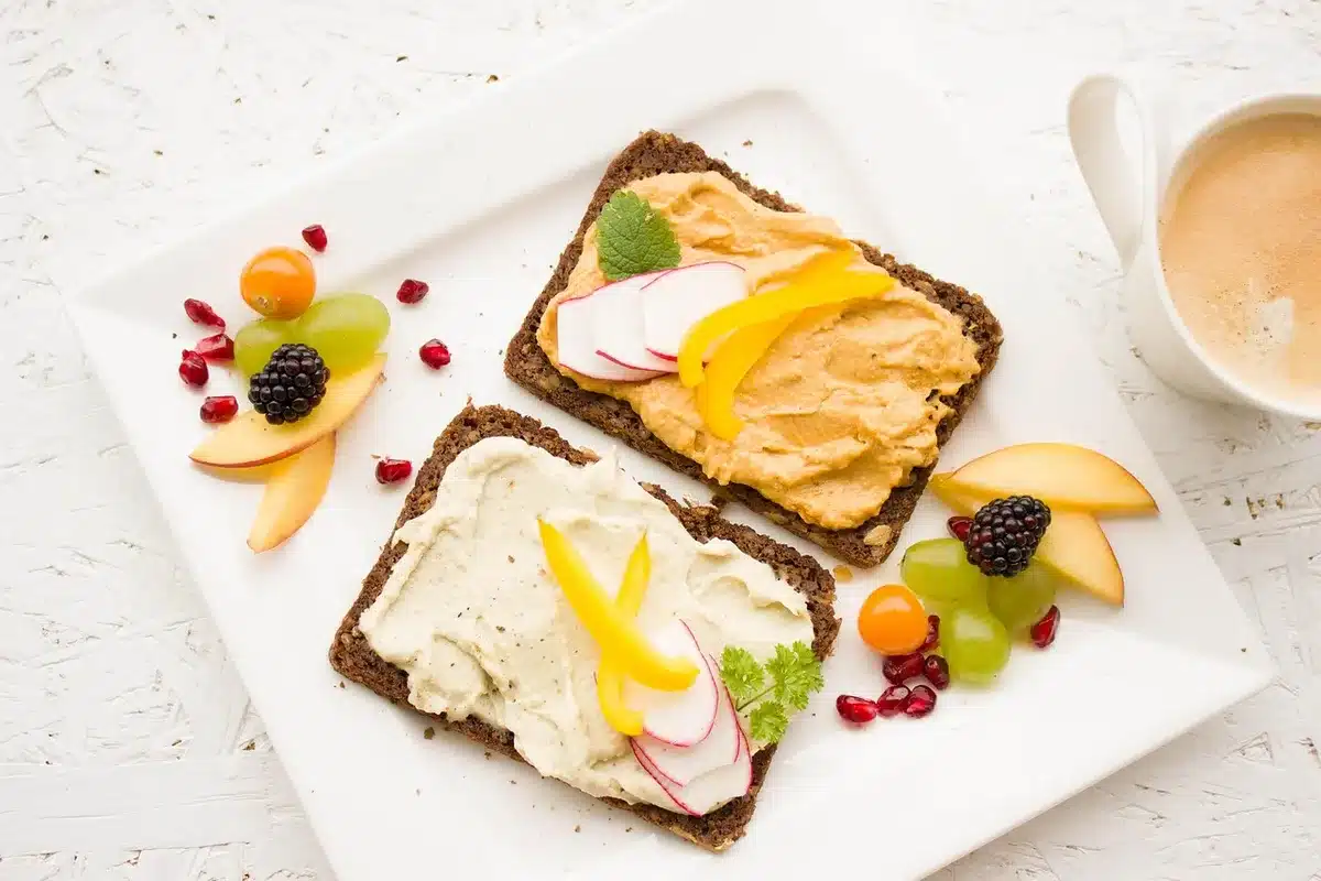 Assiette équilibrée riche en protéines et fibres avec verre d'eau