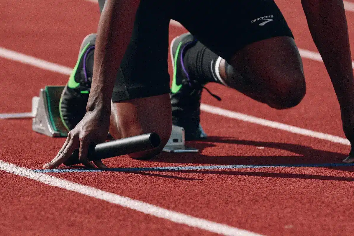Coureur concentré sur sa respiration pendant une séance en extérieur