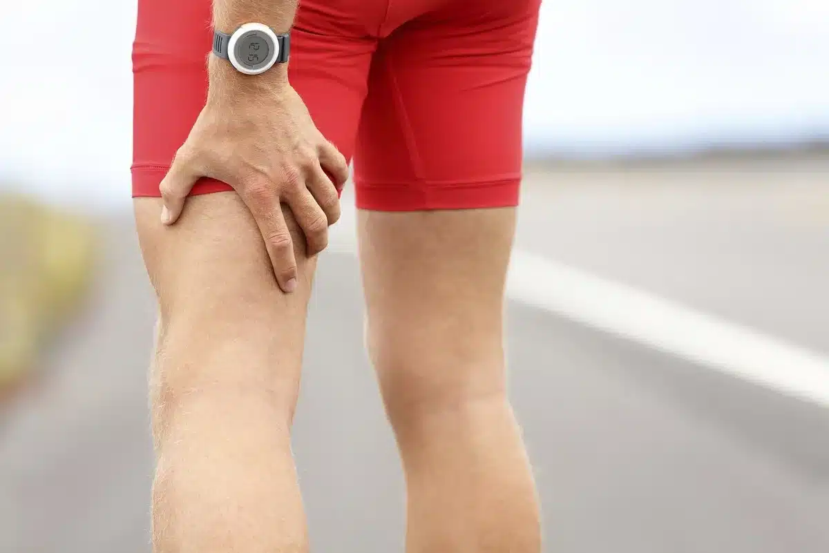 Coureur étirant les jambes après sortie pour illustrer récupération