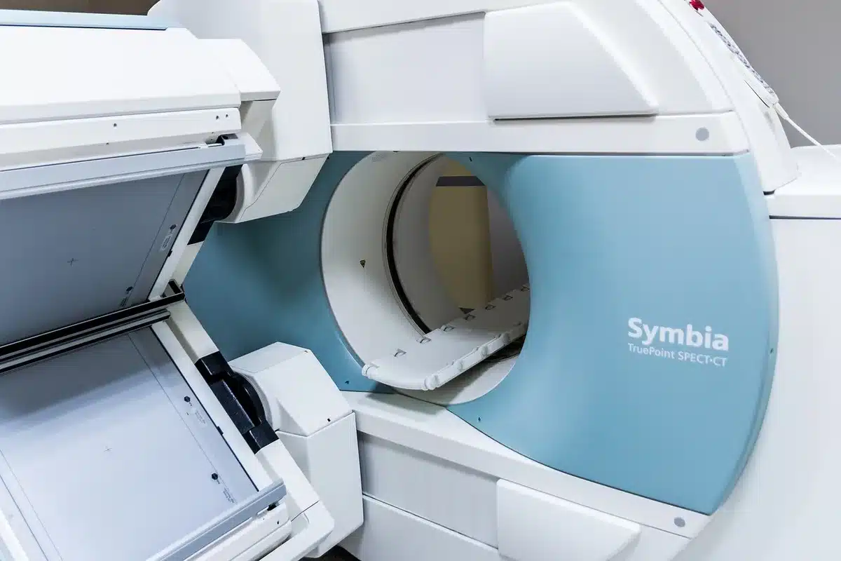 Médecin discutant des résultats d'un test avec un patient dans un bureau lumineux