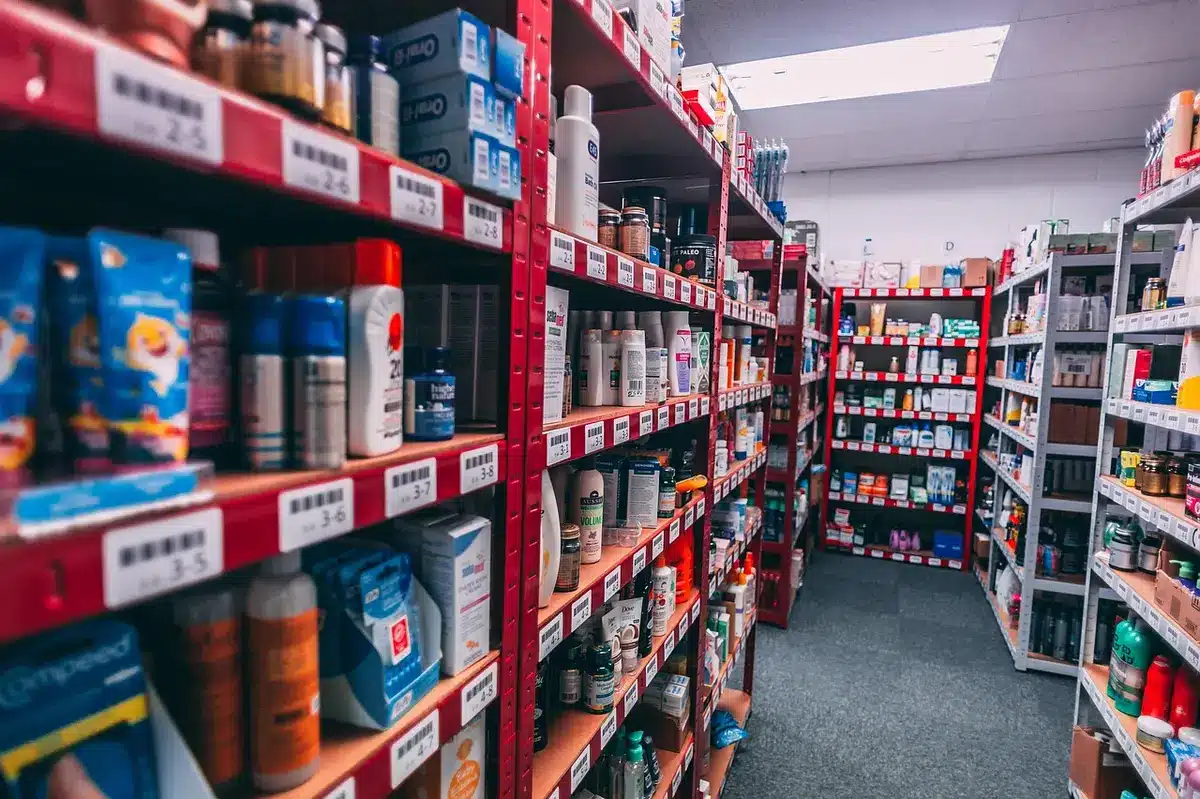 Boîte d'auto-test VIH posée sur un comptoir de pharmacie en lumière du jour