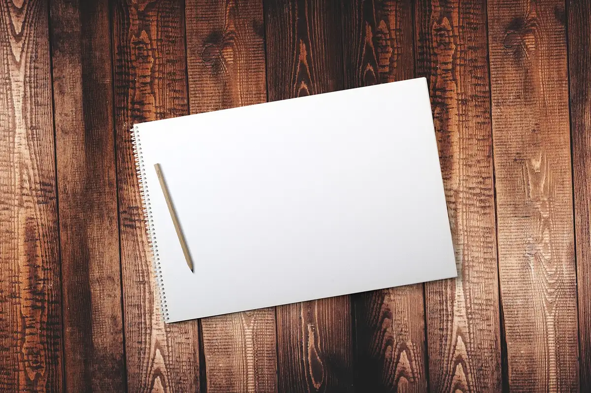 Personne prenant des notes près d'une fenêtre en plein jour pour observer sa consommation