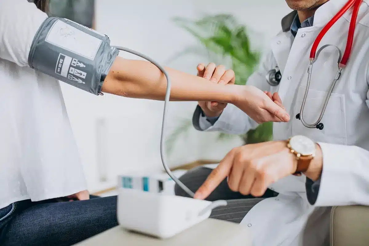 Consultation médicale en télémédecine sur un ordinateur portable dans un intérieur lumineux
