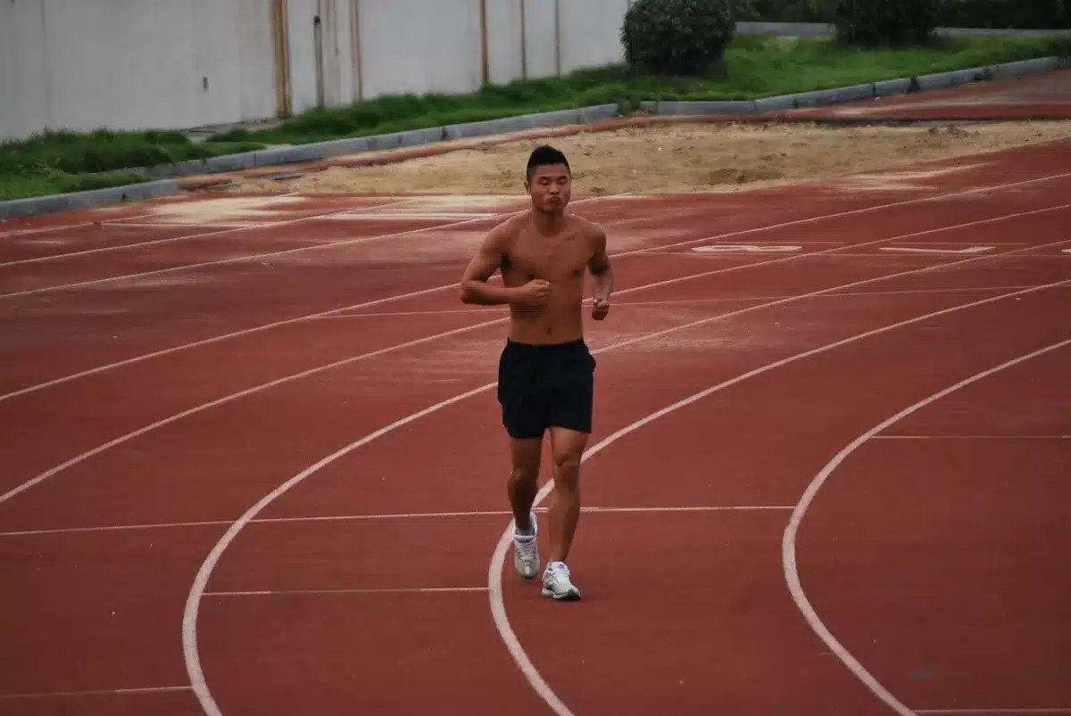 Couple de joggers anonymes discutant en marchant pendant un footing
