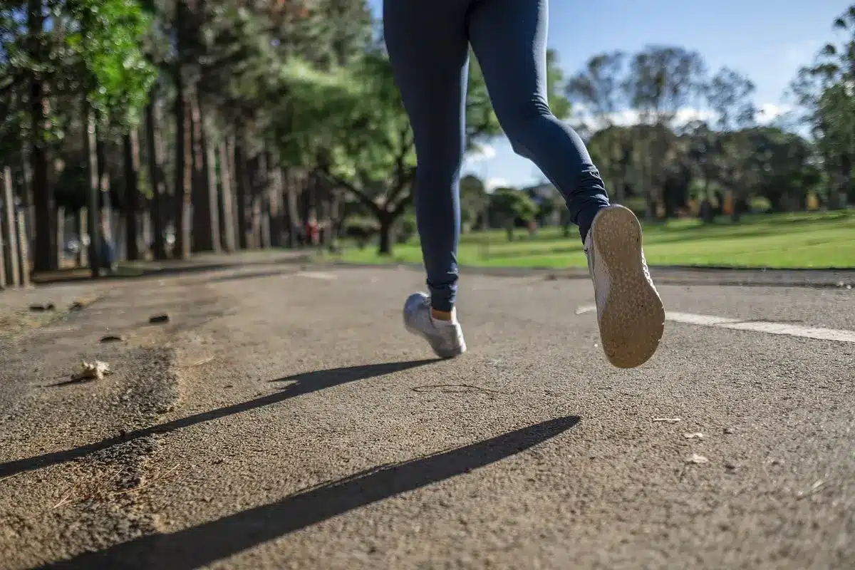 Coureur solitaire en footing lent dans un parc en journée