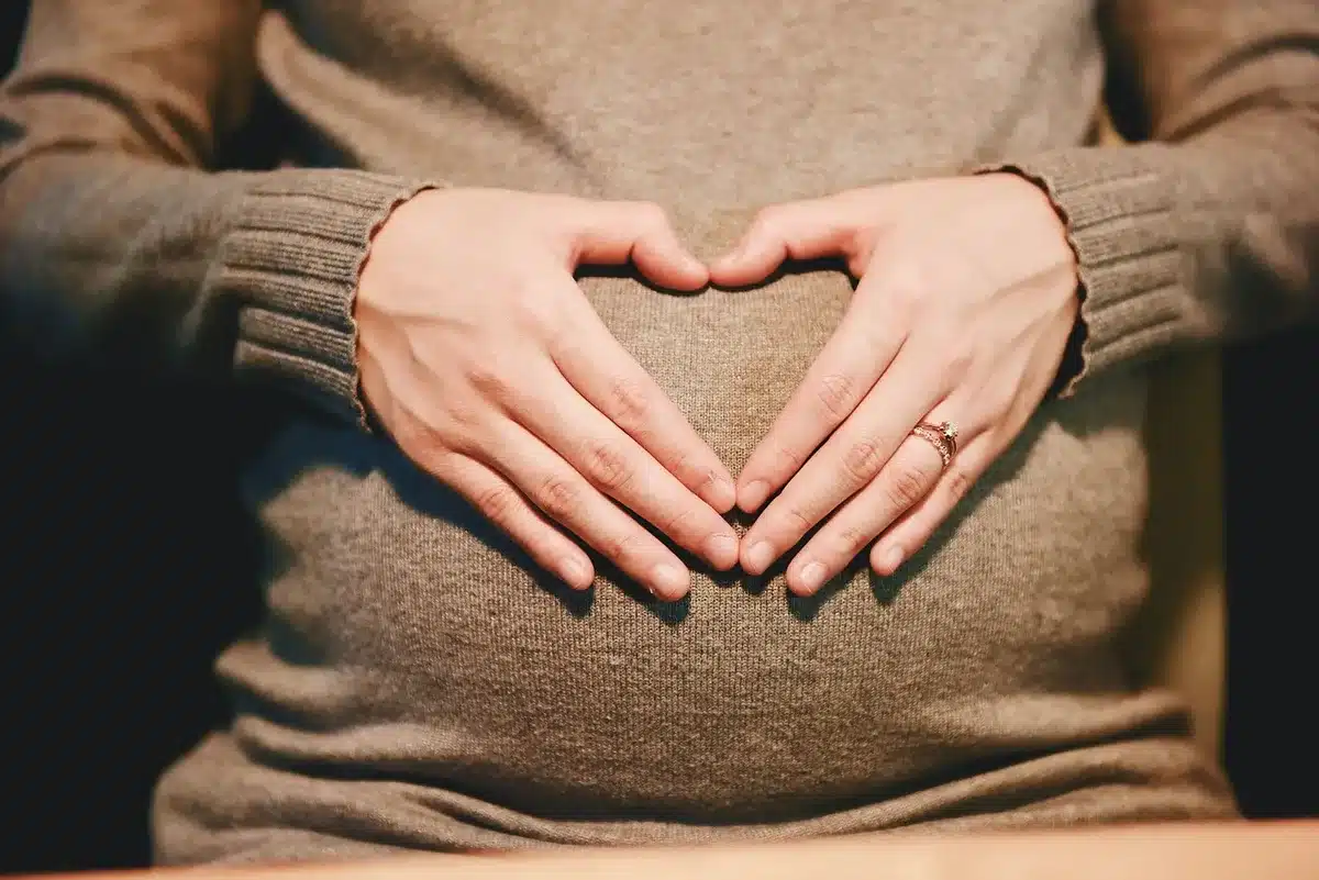 Femme consultant une brochure sur la supplémentation avant grossesse