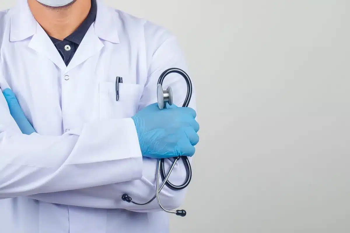 Patient discutant avec un médecin près d'une radiographie de la colonne