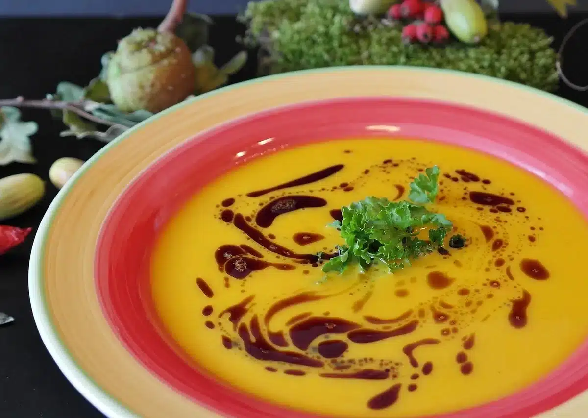 Bol nutritif et smoothie protéiné sur une table lumineuse
