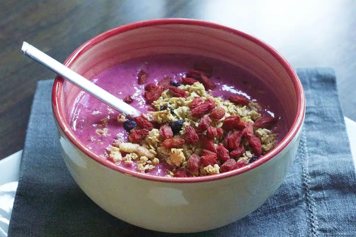 Smoothie dans un bol avec protéines et graines prêt le matin