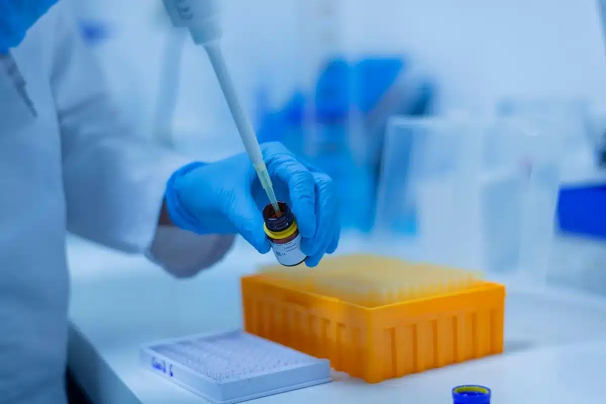 Tube de prélèvement sanguin avec hémolyse visible dans un laboratoire