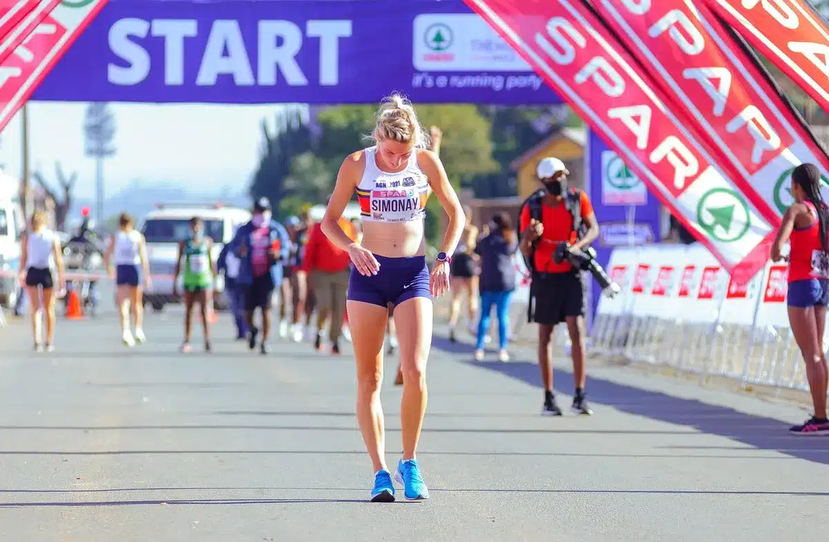 Coupe des jambes d'un coureur montrant la cadence et la foulée