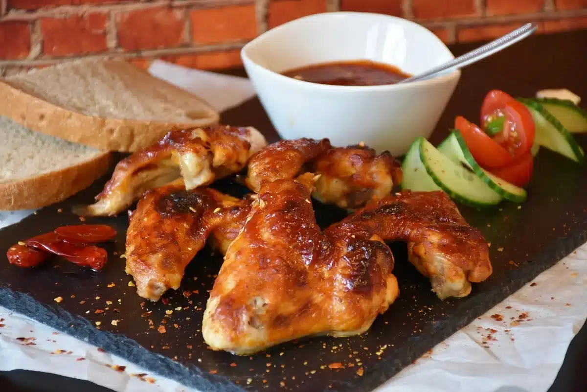 Personne préparant des repas sains avec protéines et glucides