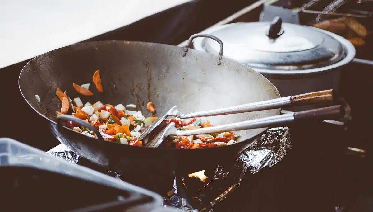 Personne pesant des portions alimentaires sur une balance de cuisine
