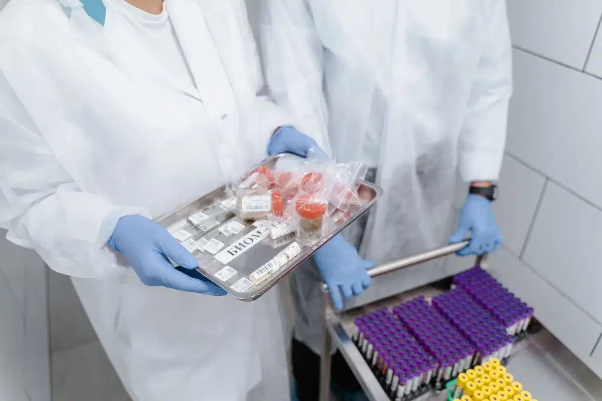 Prélèvements sanguins et résultats de laboratoire sur un bureau lumineux
