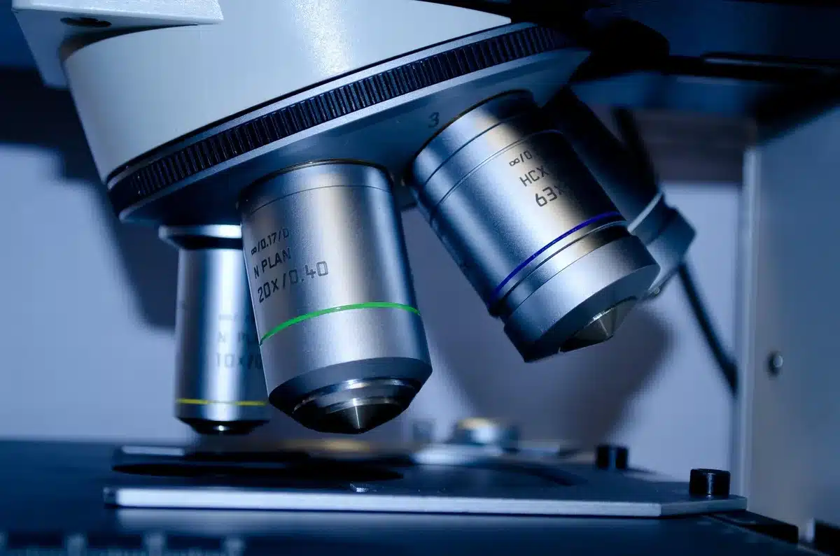 Éprouvettes et matériel de laboratoire pour analyses biologiques