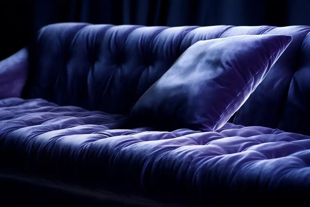 Matelas posé dans une chambre lumineuse, prêt à être testé