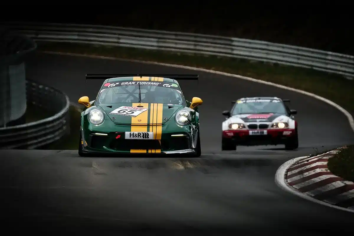 Groupe de coureurs sur un parcours roulant par temps clair