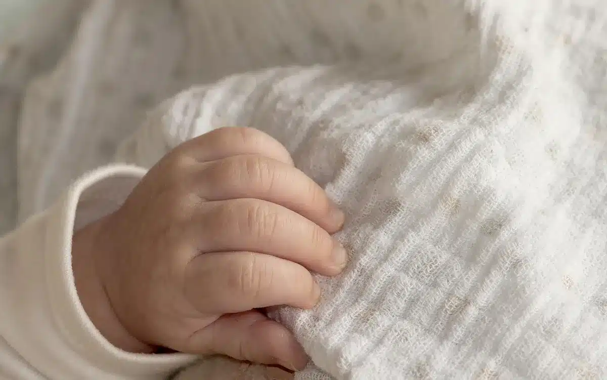 Doigt propre massant doucement la gencive d'un bébé