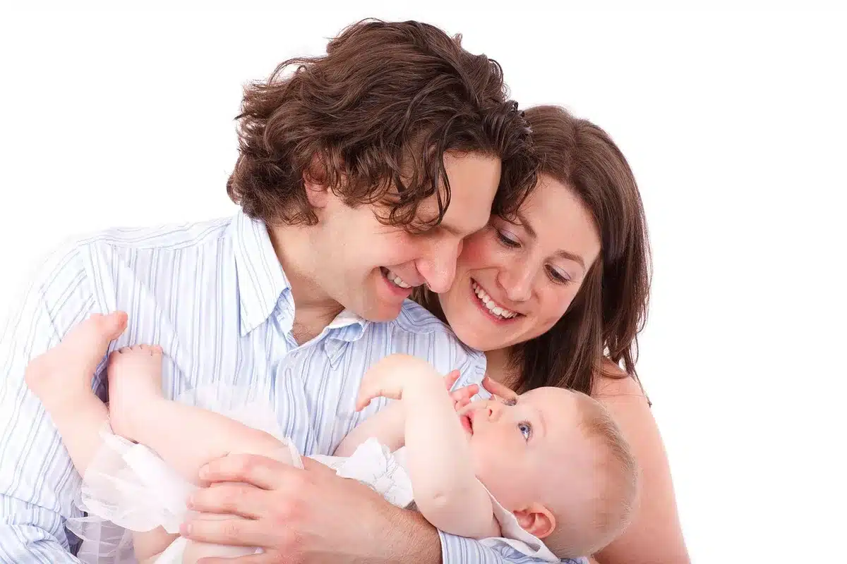 Parent proposant un anneau de dentition réfrigéré à un bébé