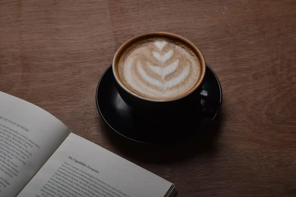 Tasse de café sur une table, rappelant la caféine à éviter le soir