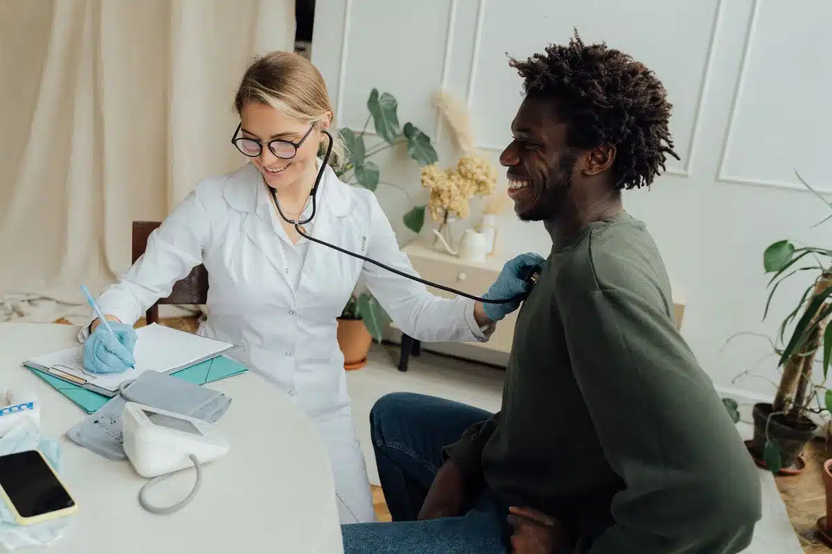 Couple et professionnelle devant une checklist prénatale en consultation