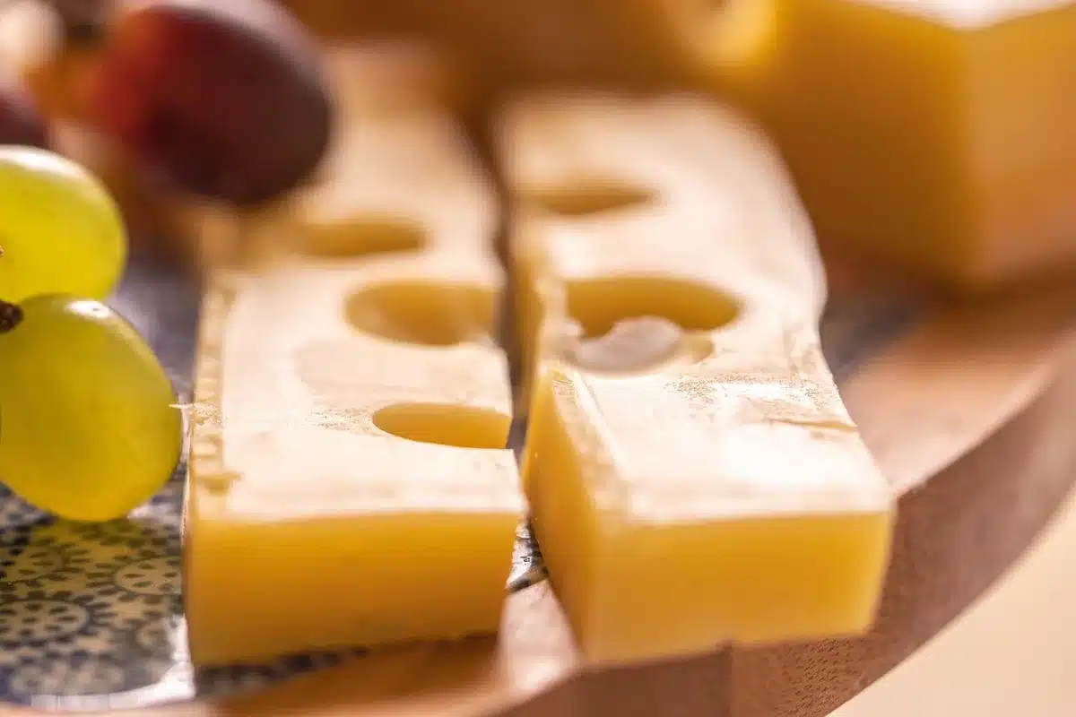 Assortiment de fruits frais rappelant les débuts du régime dans les années 1980