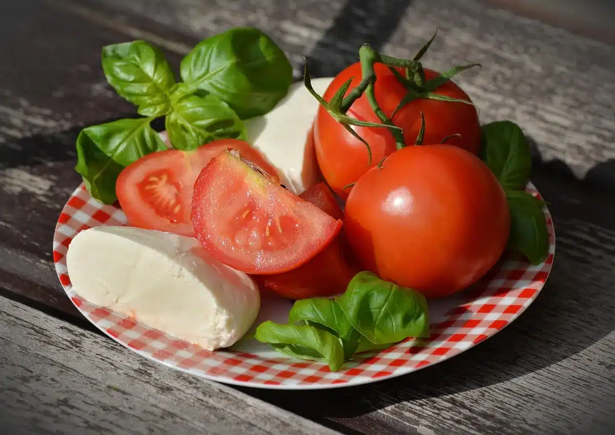 Assiette équilibrée de style méditerranéen avec légumes, poisson et céréales complètes