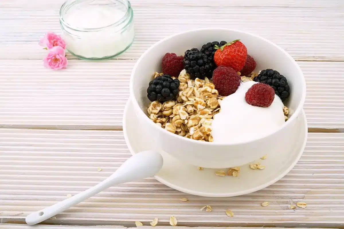 Shake protéiné avec flocons d'avoine et fruit posé sur un plan de travail