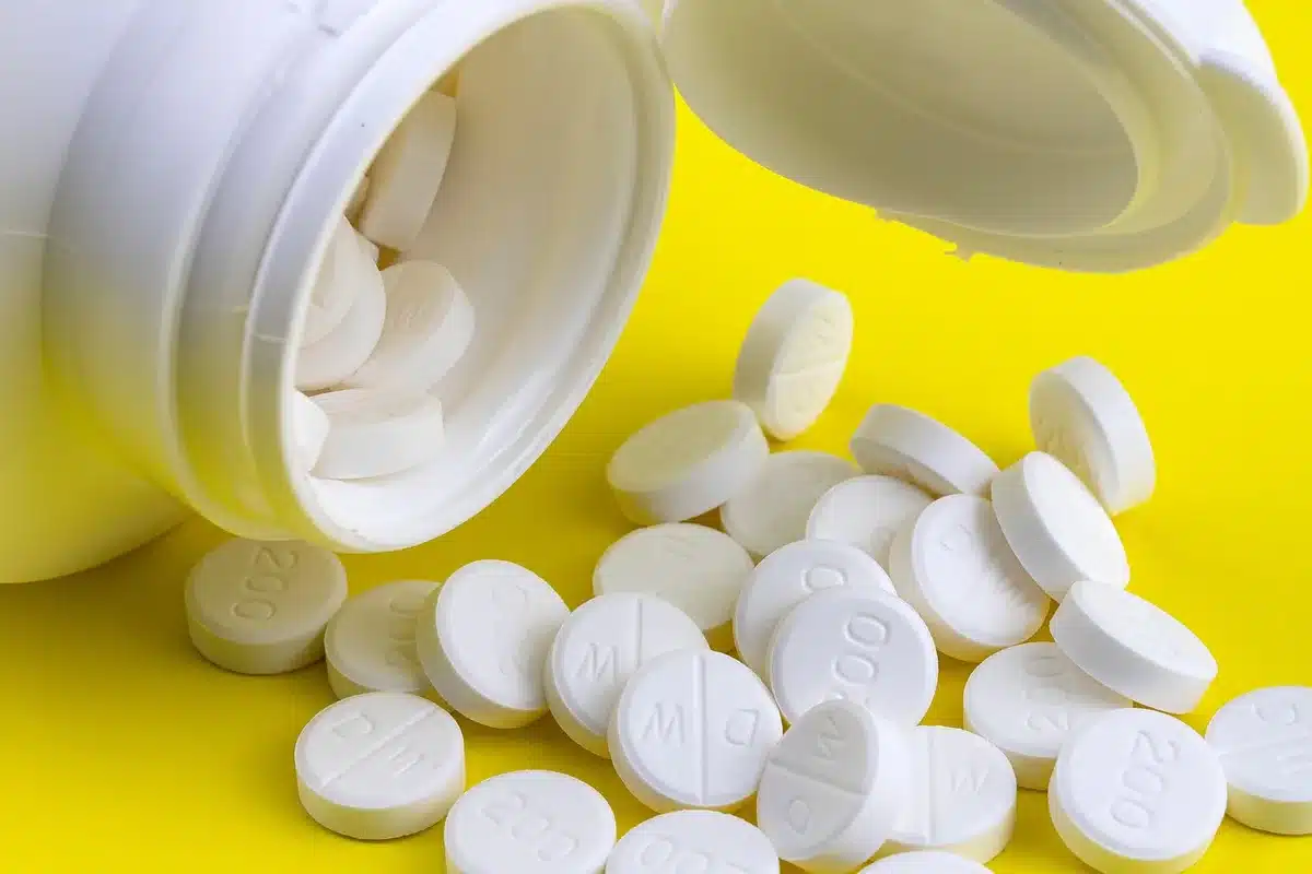 Prescription médicale et devis posé sur un bureau prêt à être envoyé