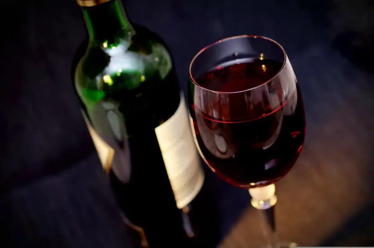 Grand verre d'eau posé sur une table de nuit ou la cuisine au réveil