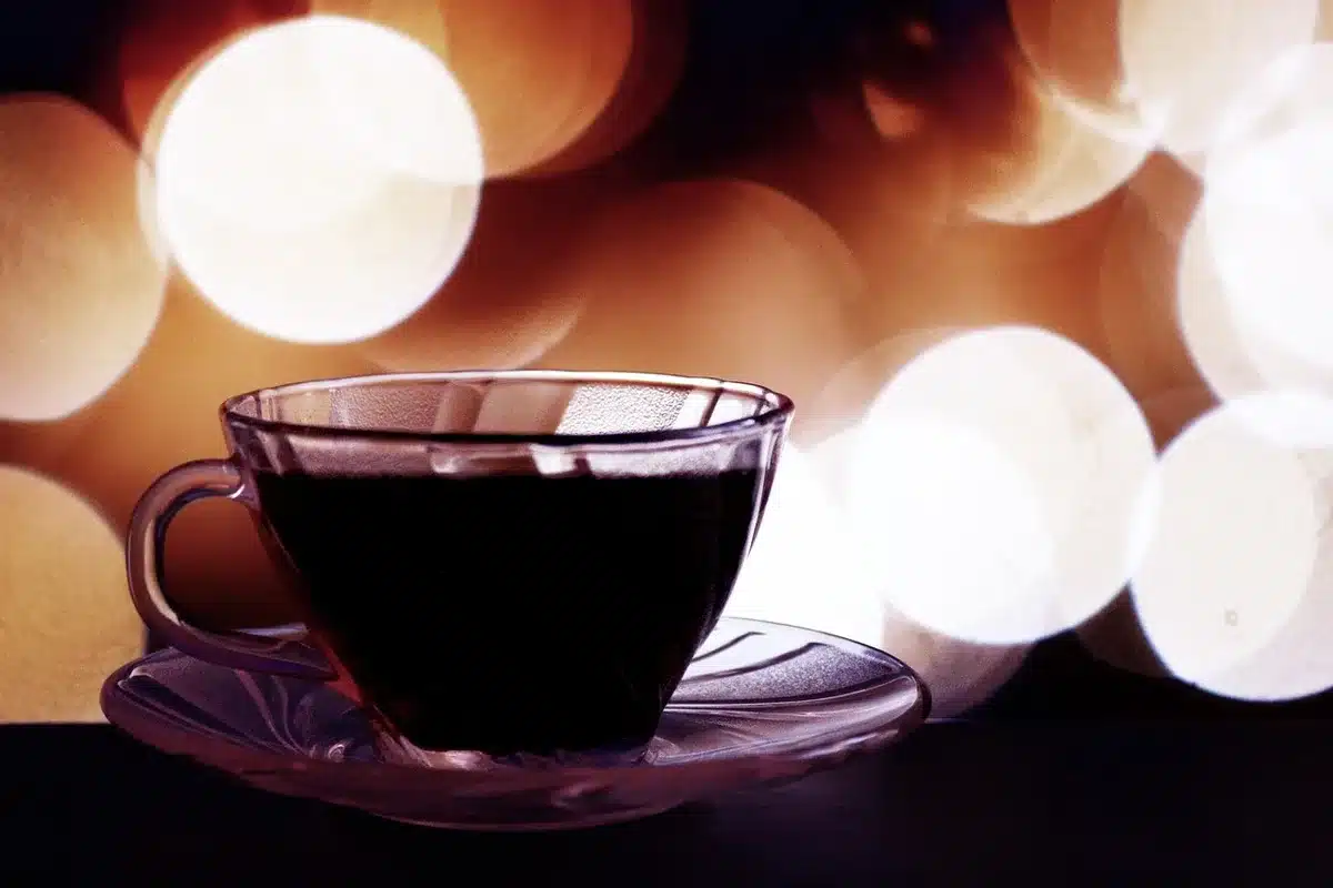 Tasse de café filtre ou espresso allongé sur une table en matinée